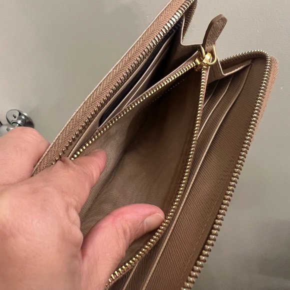 PRADA zippy long wallet !πβ€οΈ - Picture 8 of 12